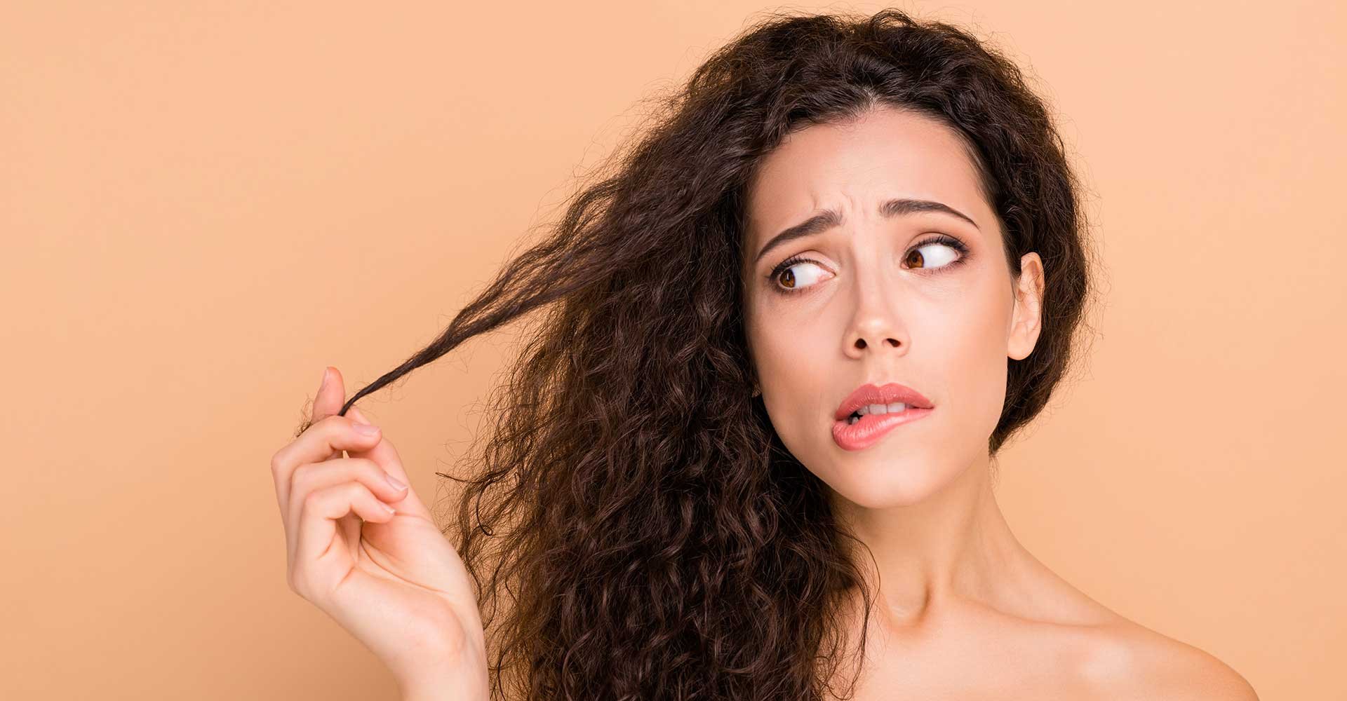 Modelo Com Cabelo Ondulado Observando